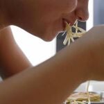 La Cruz Roja ultima un plan para dar de comer a adolescentes