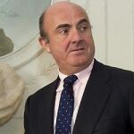 Luis de Guindos, a su llegada al encuentro 'La Europa que deja la crisis' hoy en el Palacio de la Magdalena de Santander dentro de la programación de la UIMP.