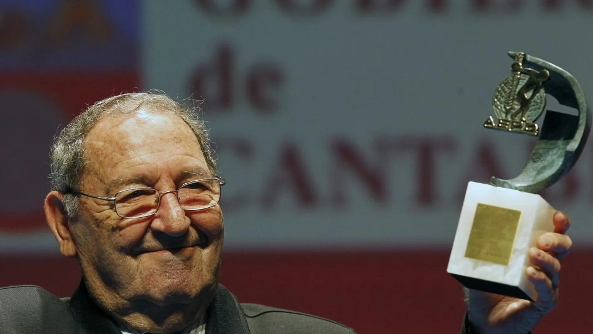 El futbolista Paco Gento posa con el trofeo a la Leyenda Deportiva, durante la Gala Nacional del Deporte celebrada en el Palacio de Festivales, en Santander