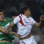 El delantero colombiano del Sevilla Carlos Arturo Bacca y el defensa chileno del Elche Enzo Roco