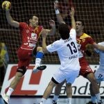 SEVILLA, 12/01/2013.- El lateral de Macedonia Kiril Lazarov (i) lanza ante el extremo de Chile Guillermo Araya (d) durante el partido correspondiente a la primera jornada del Mundial de balonmano España 2013 que disputan en el Pabellón de San Pablo, en Sevilla. EFE/PACO PUENTES