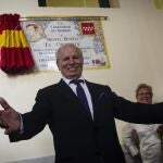 El Cordobés, junto al azulejo descubierto en su honor en los bajos del coso de Las Ventas