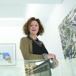 La galerista Adora Calvo en su espacio expositivo en la capital salmantina