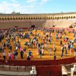 El ruedo de La Maestranza se llenó de aficionados en la tarde de ayer