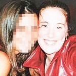 Los amigos de Lindsay Lewthwaite (en la imagen, con una amiga) creen que su conversión al islamismo se produjo con su divorcio. Con 17 años ya vestía con jilbab