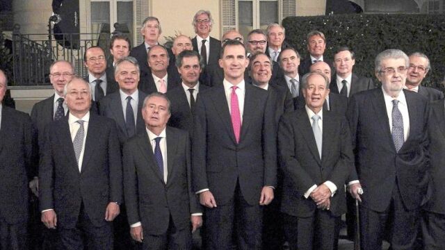 Enrique Lacalle (BMP), Juan María Nin (Caixabank), Javier Godó (presidente Grupo Godó), Don Felipe, Juan Miguel Villar Mir (OHL), José Manuel Lara (Planeta), Josep Oliú (Banco Sabadell), Rodrigo Rato, Ignacio Garralda (Mutua Madrileña), J. Manuel Entrecanales (Acciona), Juan Rosell (CEOE), Javier Monzón (Indra), Luis Conde (Seelinger y Conde), Antonio Vázquez (IAG), Joaquim Gay de Montellá (FTN), Jaime Castellanos (Willis Iberia), Salvador Alemany (Abertis), Marc Puig (CEO), Luis de Carlos (Uría Menéndez), Ángel Simón (AGBAR), Carlos Godó (Consejero Grupo Godó), José María Xercavins (Metroinvest), Emilio Cuatrecasas (Cuatrecasas), Alberto Palatchi (Pronovias) y Manuel Torreblanca (Barceleuro).