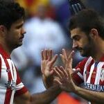 Diego Costa saluda a Adrian Lopez, en el cambio por recaer de su lesión a los 9 minutos