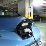Un coche eléctrico repostando