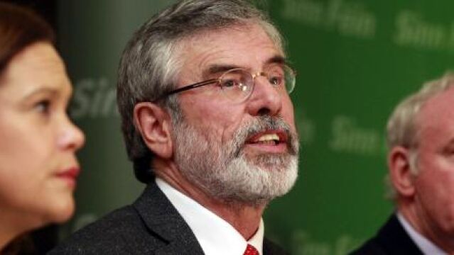 Gerry Adams habla a los medios en Belfast, tras ser puesto en libertad.