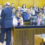 La presidenta andaluza, Susana Díaz (3i), el vicepresidente Diego Valeras (IU) (2d), y los diputados del grupo socialista aplauden a la consejera de Hacienda y Administración Pública, María Jesús Montero