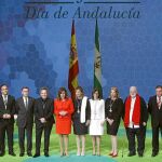 Fotogafía de familia de los galardonados con la Medalla de Andalucía, junto al reconocido como Hijo Predilecto, Miguel Ríos