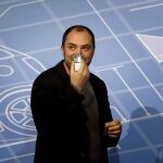 El cofundador de WhatsApp, Jan Koum, muestra su móvil personal durante su intervención en uno de los debates que se celebran en el Mobile World Congress.