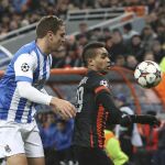 El jugador del Shakhtar Donetsk, Alex Teixeira (d) lucha por el balón con el jugador de la Real Sociedad, Jon Ansotegi