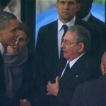 El presidente de EE UU, Barack Obama, saluda al de Cuba, Raúl Castro, durante el funeral por Mandela
