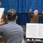 El maestro Daniel Barenboim, en uno de los ensayos de la Orquesta West-Eastern Divan
