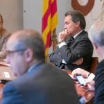 Artur Mas dialoga con la vicepresidenta durante la reunión del Consell Executiu que aprobó el código ético