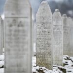 Cementerio conmemorativo de Potocari , en las afueras de Srebrenica , a 150 kilómetros al noreste de Sarajevo