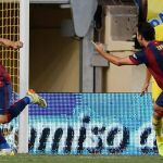 El delantero del Barcelona Sandro Ramírez (i) celebra con su compañero Xavi Hernández la consecución del primer gol de su equipo ante el Villareal