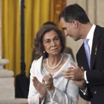 Don Felipe, en un gesto cómplice con su madre