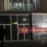 Trabajadores de TV3 a las puertas de la sede de la cadena, protagonizan una protesta.
