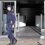 Efectivos de la Policía Nacional durante la tarde de ayer frente a la sede central del Partido Popular en la calle Génova de Madrid