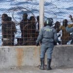 Imagen de archivo de ayer en la que un grupo de inmigrantes trata de entrar por Benzú