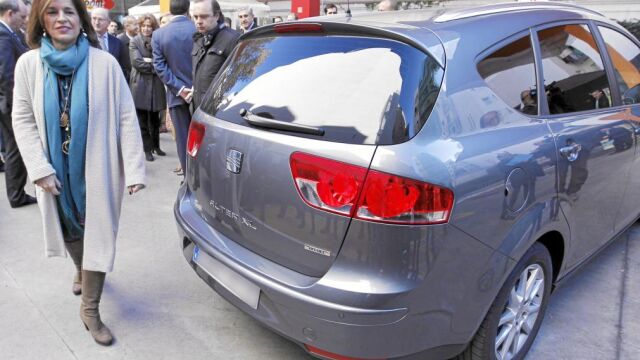 La alcaldesa, Ana Botella, estrenó ayer vehículo oficial, fabricado en España, propulsado a gas y menos costoso. Lo hizo en un acto para promocionar vehículos con autogás,