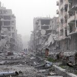 La ciudad de Deir Ezzor, a 450 kilómetros al noreste de Damasco, ha quedado destruida por las bombas y más de dos tercios de sus habitantes han huido