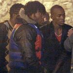 Miembros de la Guardia Civil atienden a algunos inmigrantes de origen subsahariano que llegaron a la frontera de España