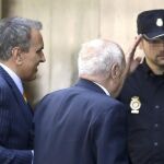 El extesorero del PP Álvaro Lapuerta (c) llega a la Audiencia Nacional.