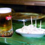Una caña de cerveza con una tapa