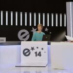 El cabeza de lista del PP a las elecciones europeas, Miguel Arias Cañete (i), y la candidata socialista a las elecciones europeas, Elena Valenciano (d), acompañados por la periodista María Casado, antes de comenzar el debate televisado que protagonizan esta noche en Televisión Española