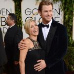 La pareja posando en la alfombra roja de los Globos de Oro.