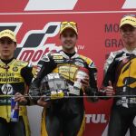 Thomas Luthi, flanqueado en el podio de Motegi por los españoles Maverick Vinales (izd) y «Tito» Rabat
