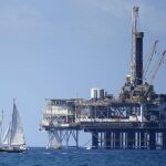 Plataforma petrolífera en la frente a la costa de California