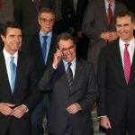 Foto de familia del Príncipe Felipe, junto al presidente de la Generalitat, Artur Mas (c); el ministro de Industria, José Manuel Soria (i), y el presidente de Telefónica, César Alierta (c-atrás), entre otros, antes de la cena ofrecida a los participantes en el MWC de Barcelona.