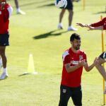 Los jugdores del Atlético de Madrid, David Villa (c) y Filipe Luís (d)