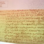 Imagen de archivo que muestras una fotografía de una proyección del documento que contiene el autógrafo de Miguel de Cervantes, en el ángulo superior izquierdo, hallado en el Archivo de Protocolos de Sevilla