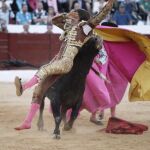 Castella, en el instante que es volteado de fea manera por el quinto de la tarde