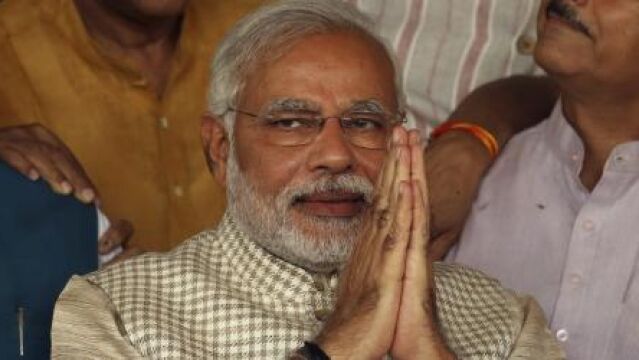 Narendra Modi saluda a sus simpatizantes en la sede del partido en Gandhinagar (India).