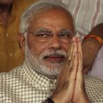 Narendra Modi saluda a sus simpatizantes en la sede del partido en Gandhinagar (India).