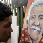 El pintor Melquin Merchan Viloria, hace un retrato del escritor colombiano y premio Nobel de literatura, Gabriel García Márquez.