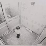 Imagen de una cámara de víigilancia que muestra a Elijah en la entrada de su edificio de apartamentos