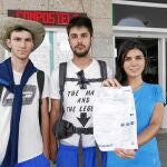Tres jóvenes que viajaron ayer en la misma ruta que el tren accidentado muestran a LA RAZÓN su billete