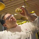 Marcos Morán, a punto de disfrutar de un bocata de calamares