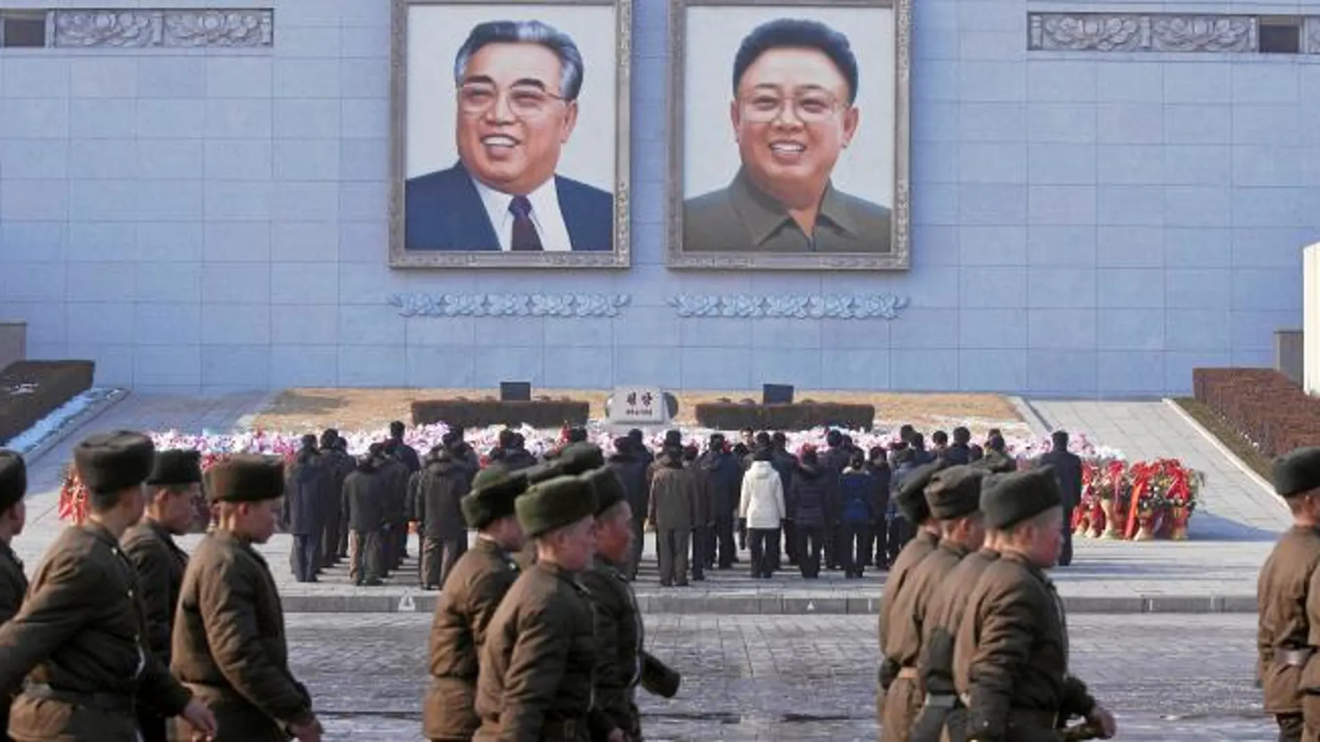 Soldados de Corea del Norte desfilan en las calles de Pyongyang frente a los retratos de los fallecidos líderes Kim Jong Il y Kim Il Sung, padre y abuelo del actual dictador