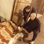 Funcionarios atienden a un indigente en la calle