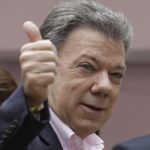 Juan Manuel Santos tras depositar su voto hoy en Colombia.