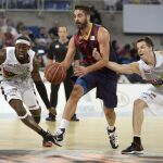 El escolta del F.C. Barcelona Juan Carlos Navarro (c) supera a Thomas Heurtel (d) y Doron Perkins (i), del Caja Laboral