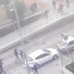 Imagen captada desde un balcón en la que se aprecia un momento de la reyerta en los alrededores del Calderón